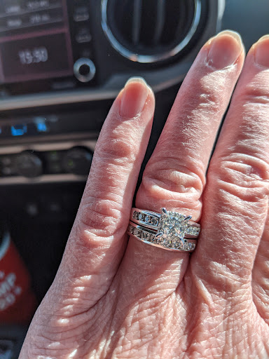 Jewelry Store «Helzberg Diamonds», reviews and photos, 2174 E Williams Field Rd #110, Gilbert, AZ 85296, USA