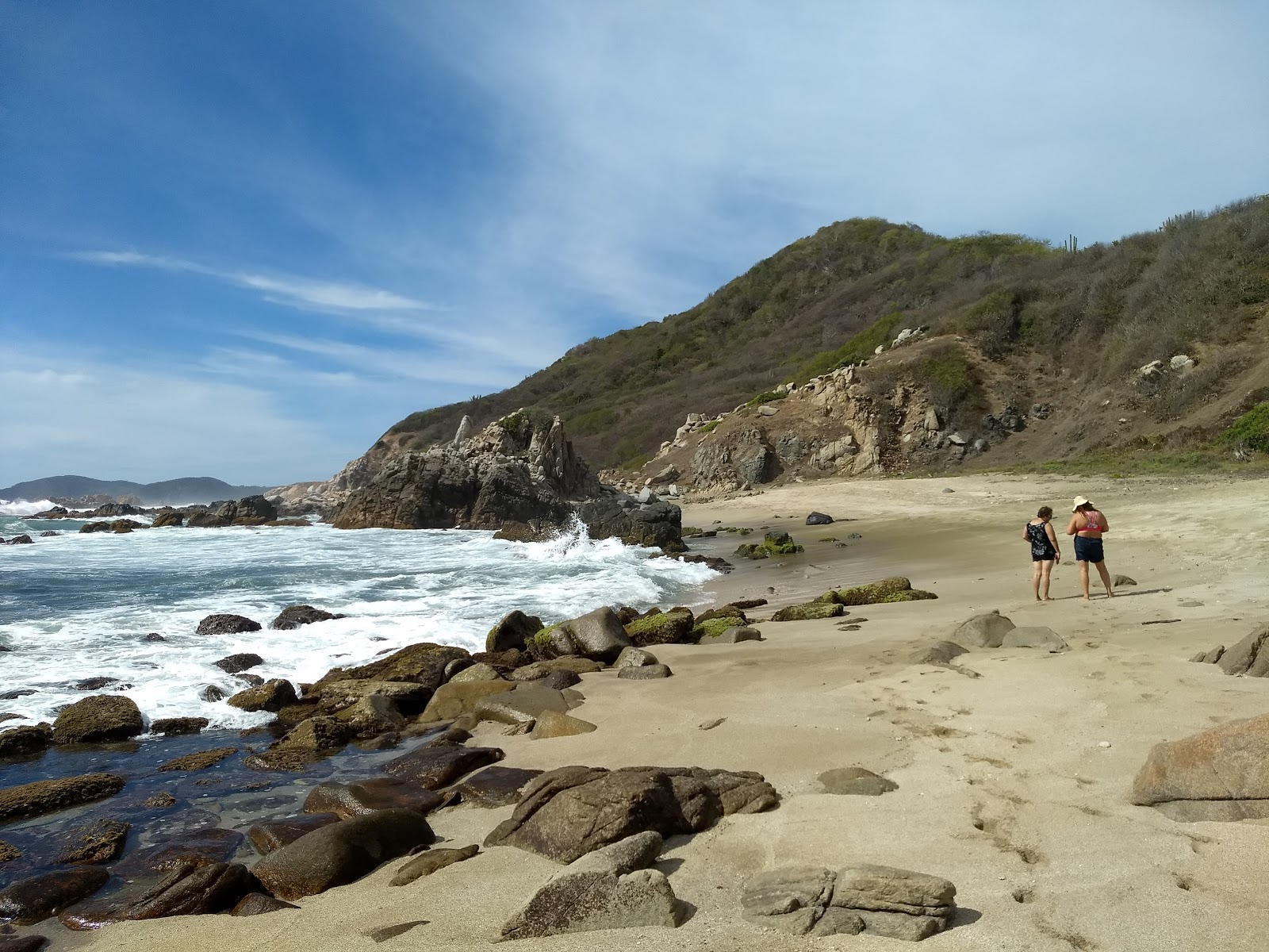 Fotografie cu Playa Piedra De Tlacoyunqe înconjurat de munți