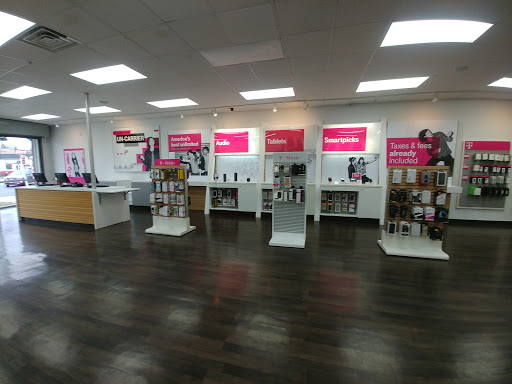 Cell Phone Store «T-Mobile», reviews and photos, 1578 Hempstead Pike, Elmont, NY 11003, USA