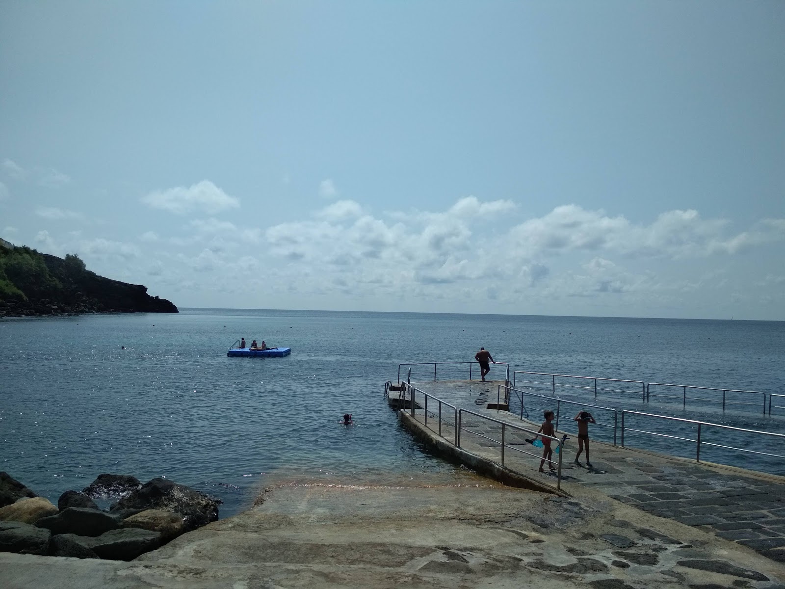 Praia da Salga'in fotoğrafı küçük koy ile birlikte