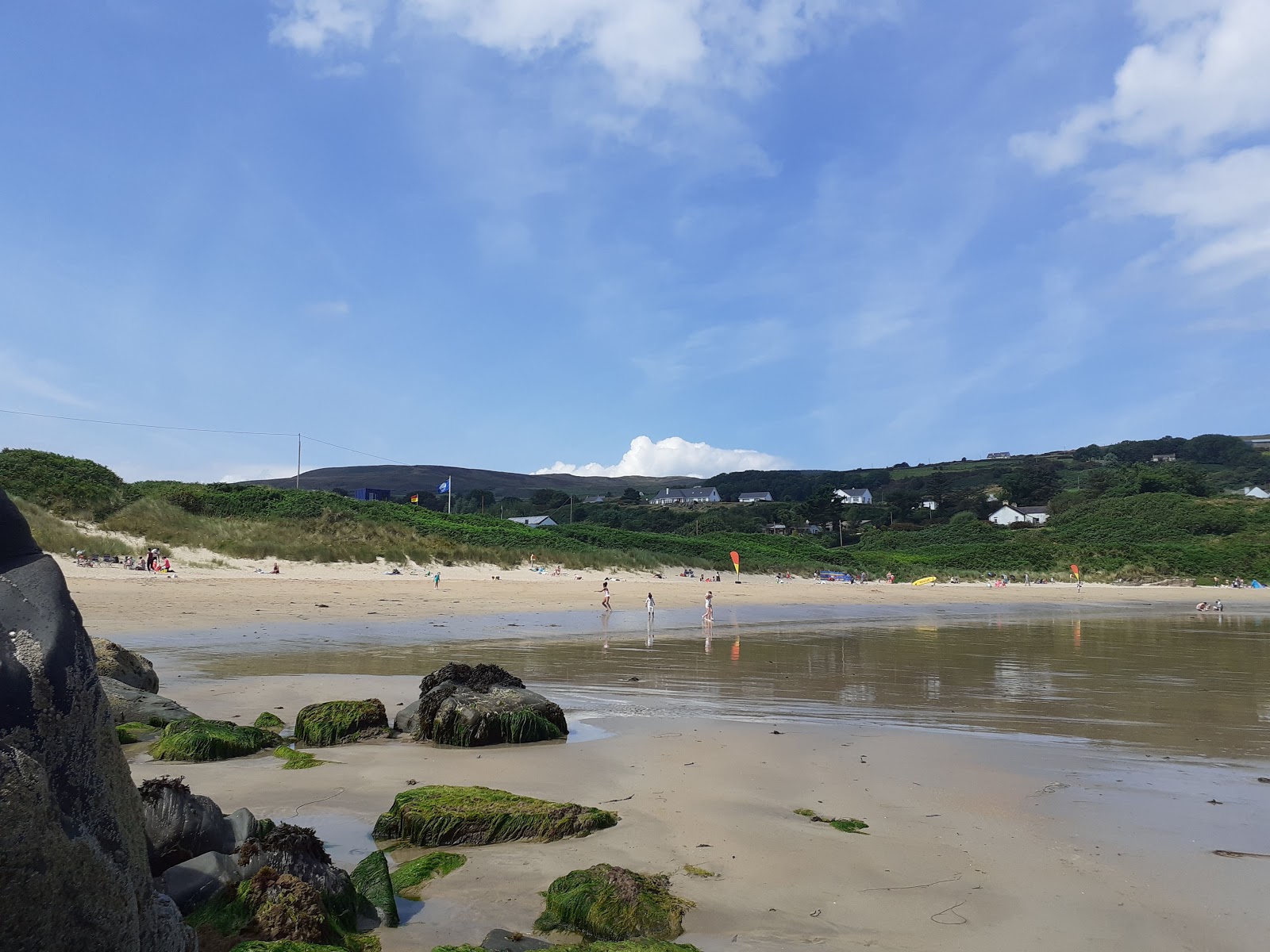 Fotografie cu Stroove Beach înconjurat de munți