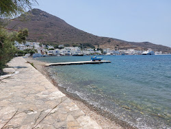 Zdjęcie Katapola Beach z przestronna linia brzegowa