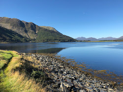 Fotografie cu Ballachulish Beach cu o linie de coastă spațioasă