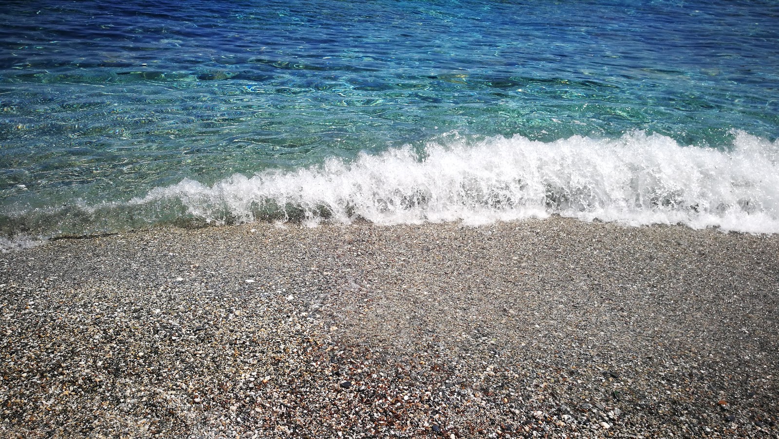 Foto van Perivoliou beach ondersteund door kliffen