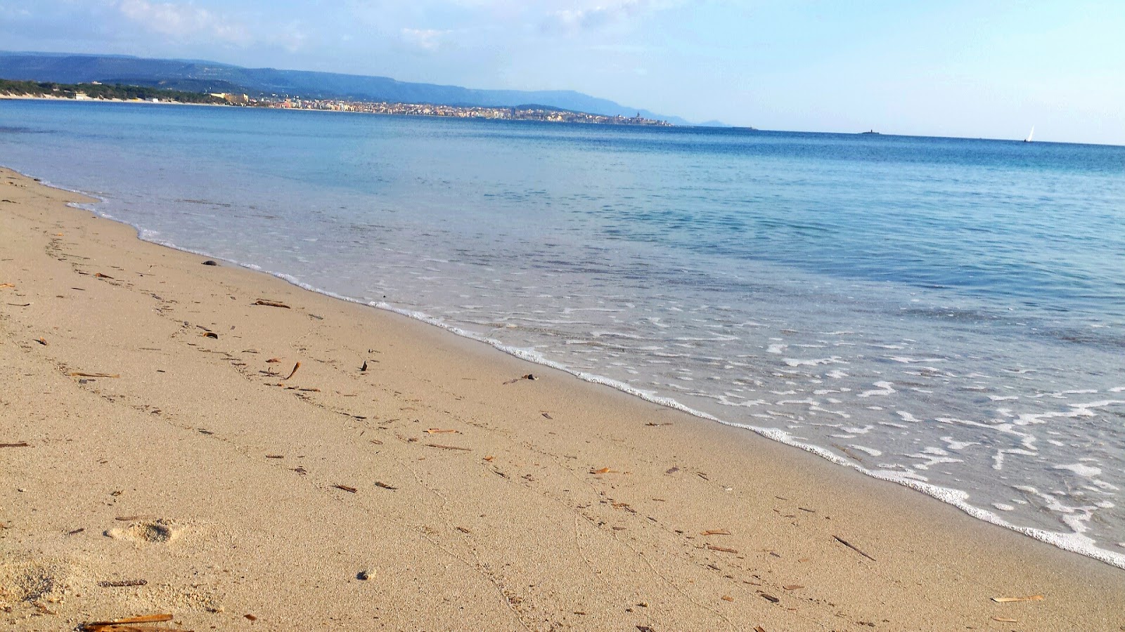Foto di Spiaggia di Maria Pia con una superficie del sabbia bianca