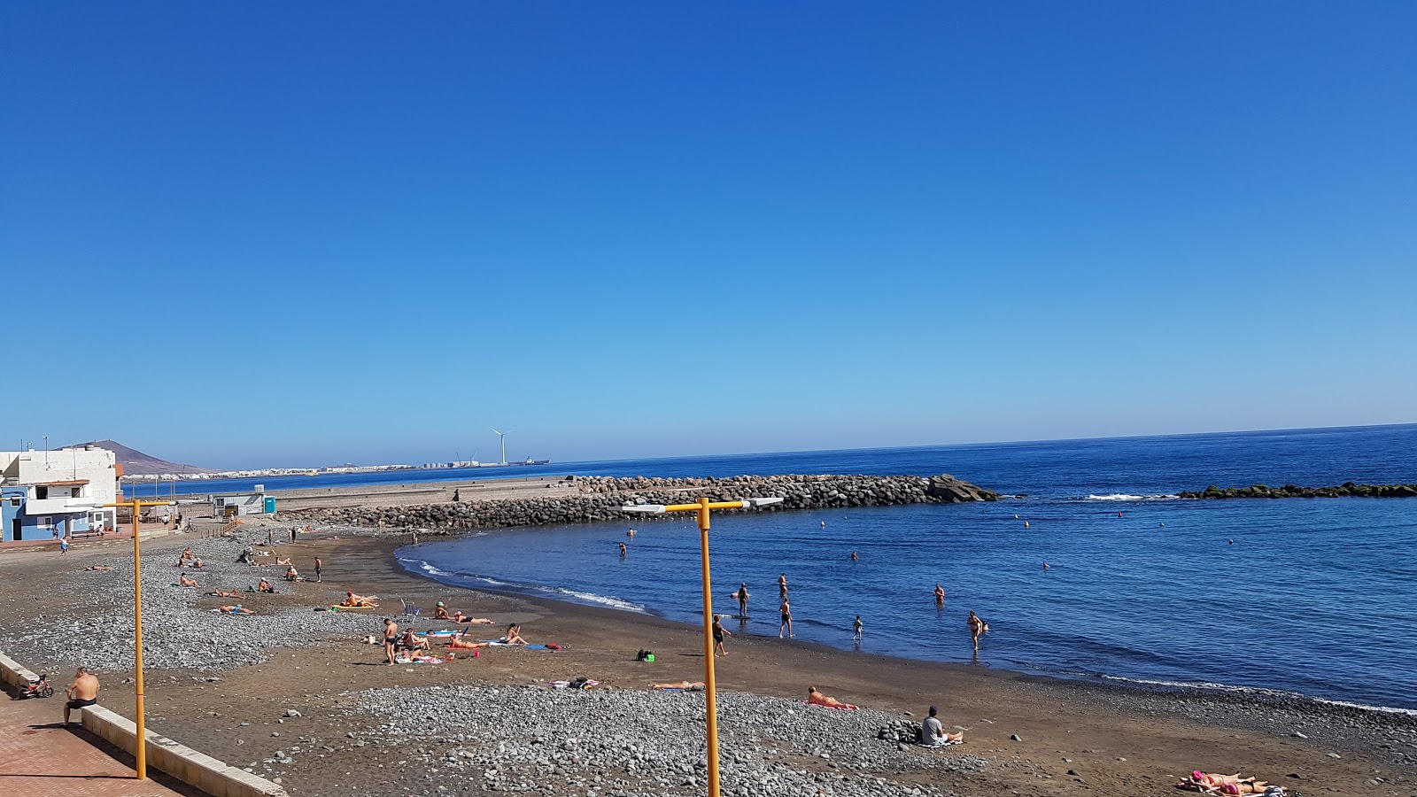 Foto di Playa de Pozo Izquierdo con una superficie del sabbia nera e ciottoli