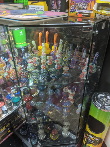 Tobacco Shop «The Hub Smoke Shop & Gifts», reviews and photos, 6410 N Oak Trafficway, Kansas City, MO 64118, USA