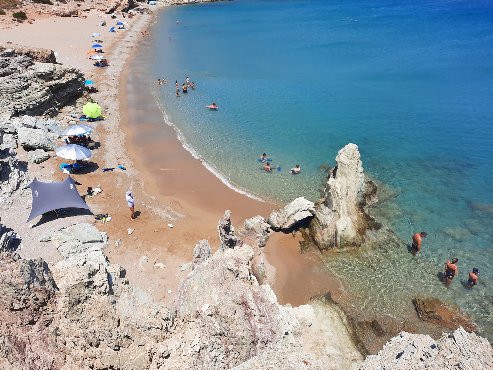 Foto de Praia de Erimoupolis e sua bela paisagem