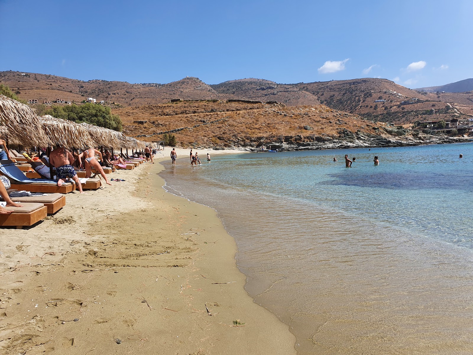 Foto di Koundouros beach con una superficie del sabbia beige