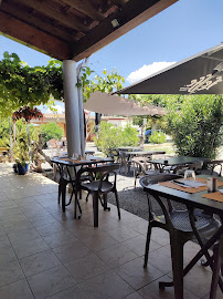 Atmosphère du Restaurant Les lauriers,anciennement la petite bouffe à Vallon-Pont-d'Arc - n°2