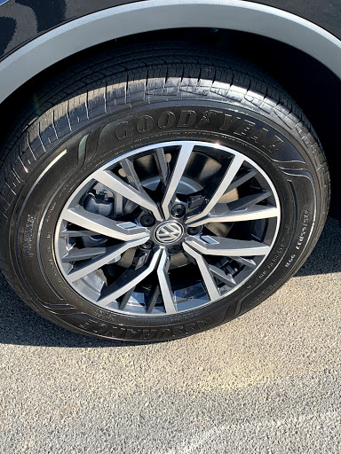 Volkswagen Dealer «Reydel Volkswagen, Sales & Service Center, Edison New Jersey VW Dealer», reviews and photos, 2034 NJ-27, Edison, NJ 08817, USA