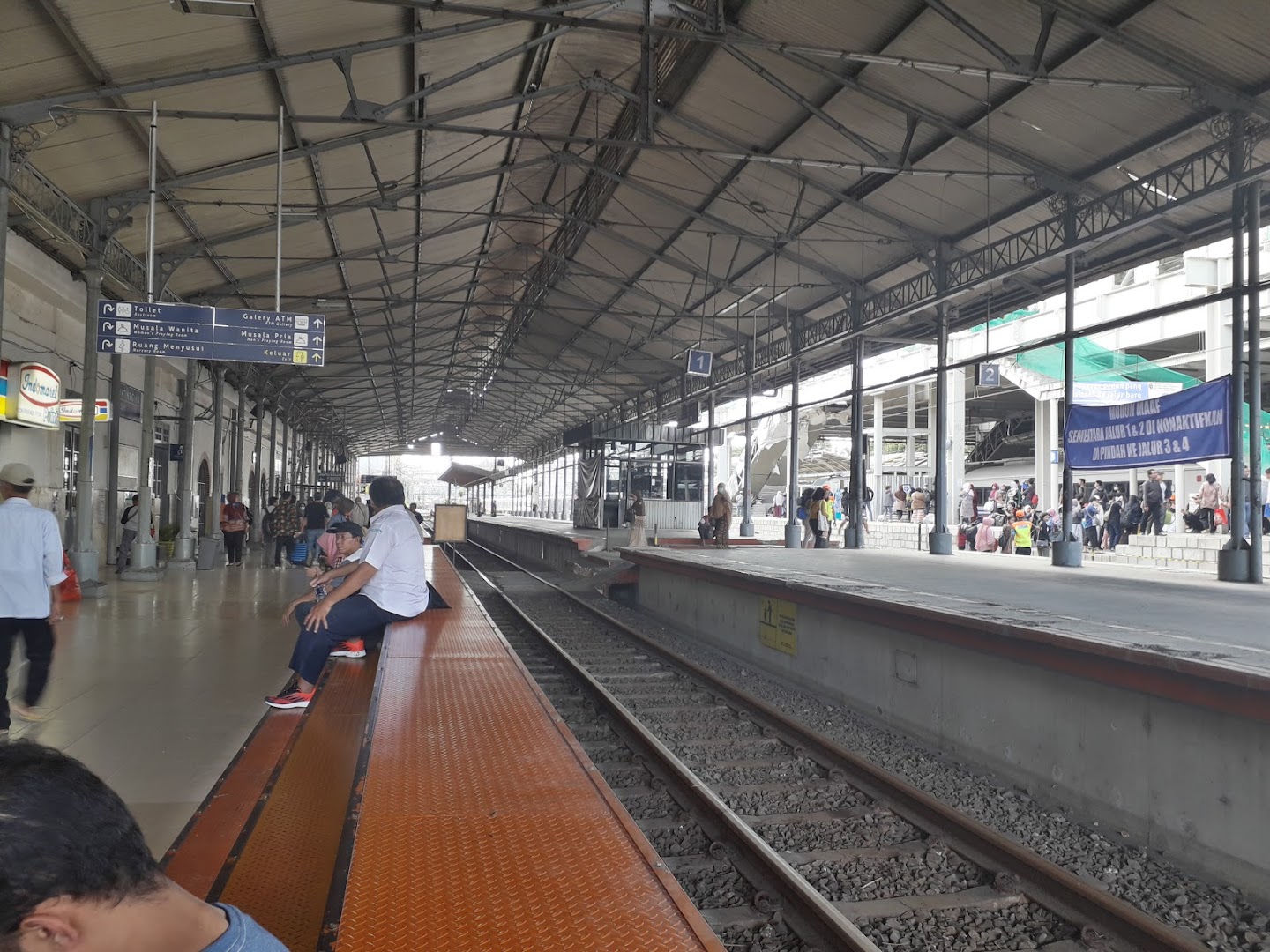 Gambar Jatinegara Station