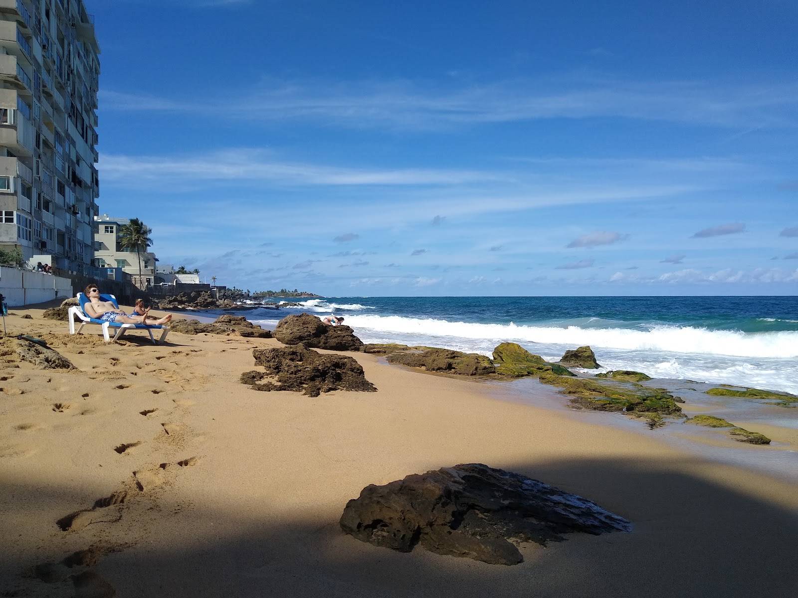 Foto di Condado beach con una superficie del sabbia fine e luminosa