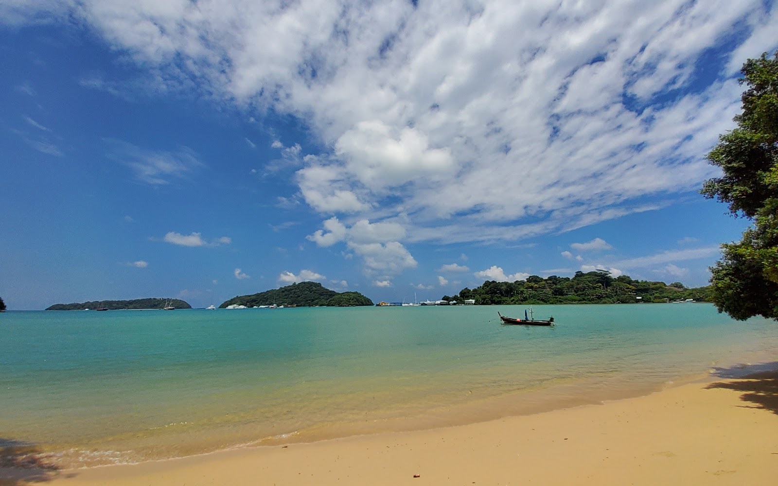 Photo de Soi Ruamjai Beach avec baie spacieuse
