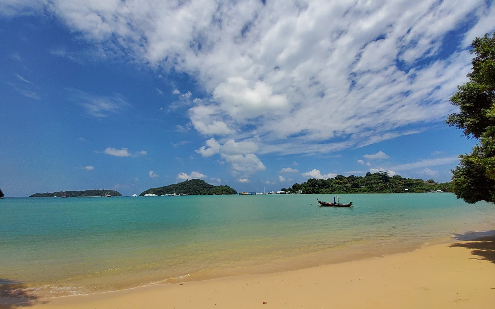 Soi Ruamjai Beach的照片 带有碧绿色水表面