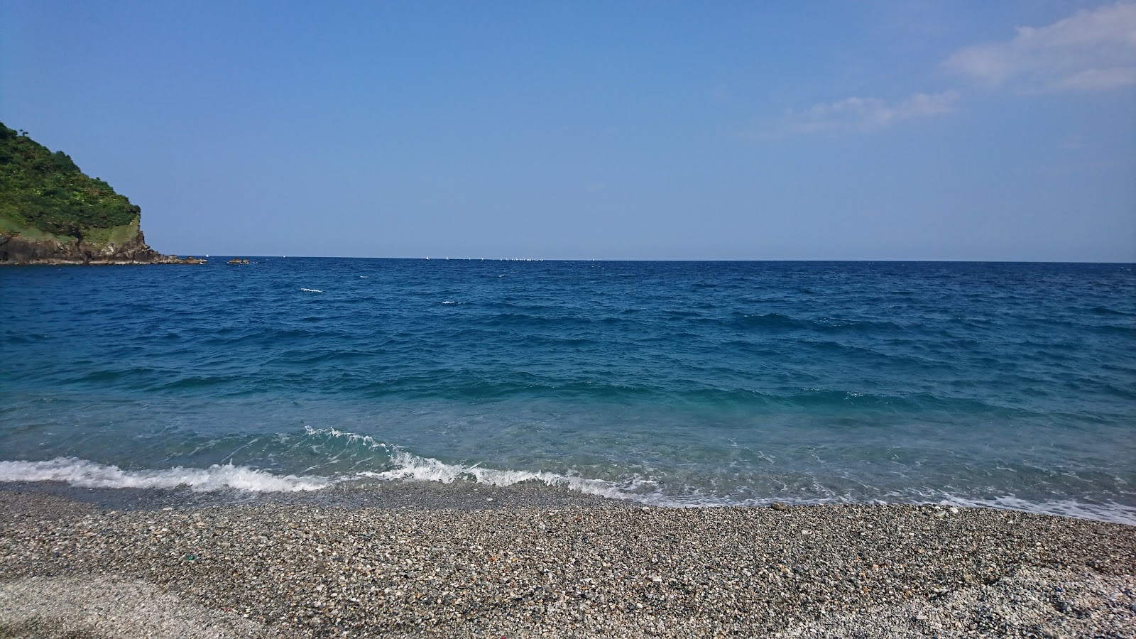 Foto de Neipi Beach apoiado por penhascos