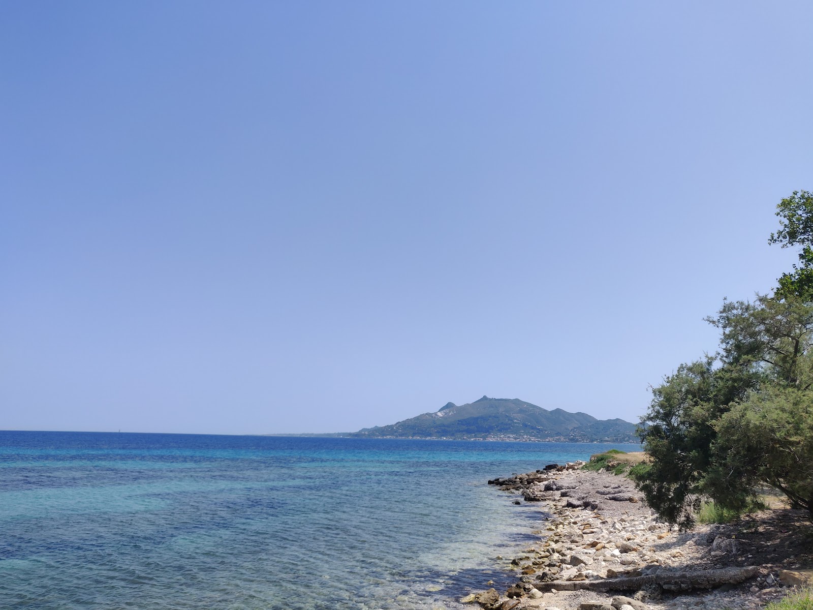 Photo de Paralia Krioneri protégé par des falaises