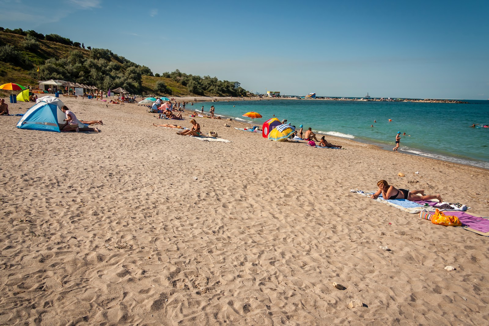 Foto di Moon beach con una superficie del sabbia beige