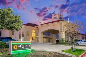 La Quinta Inn & Suites by Wyndham Dallas - Las Colinas image