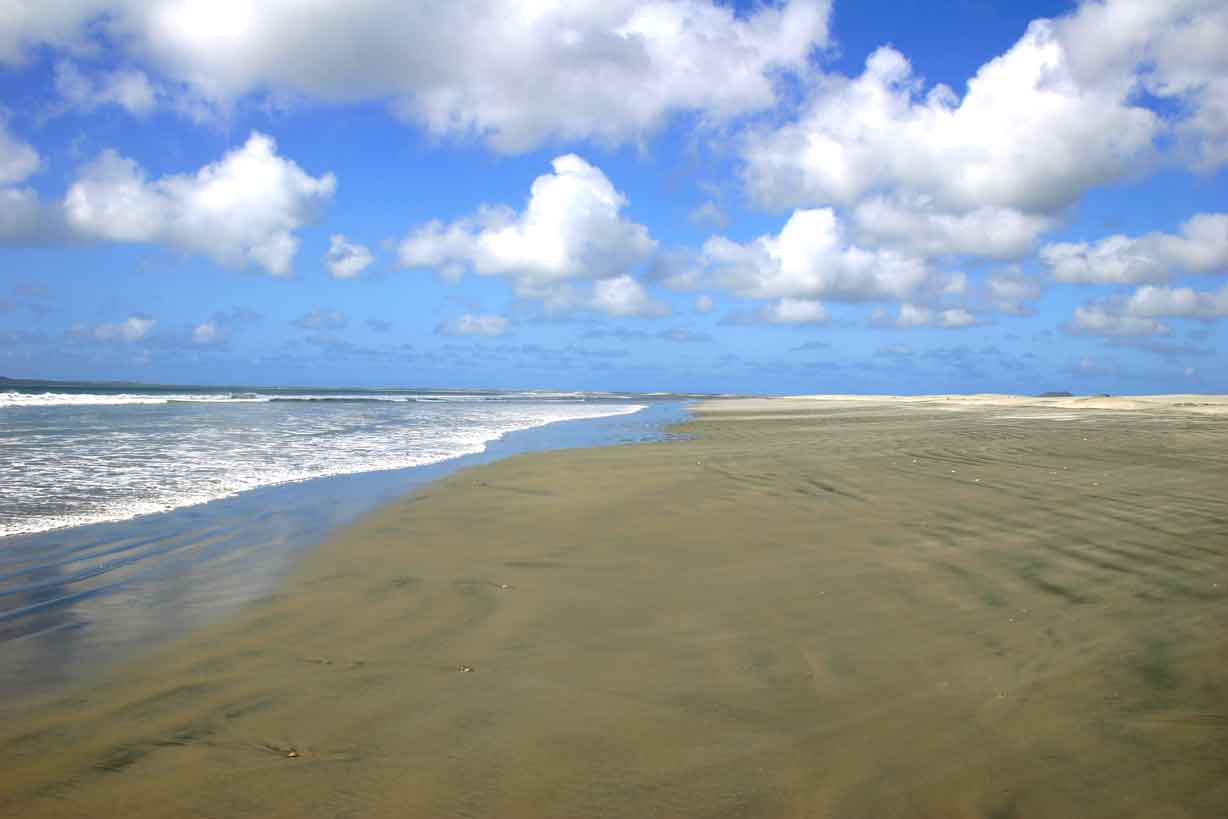 Foto di Playa El Pabellon con una superficie del sabbia pura scura