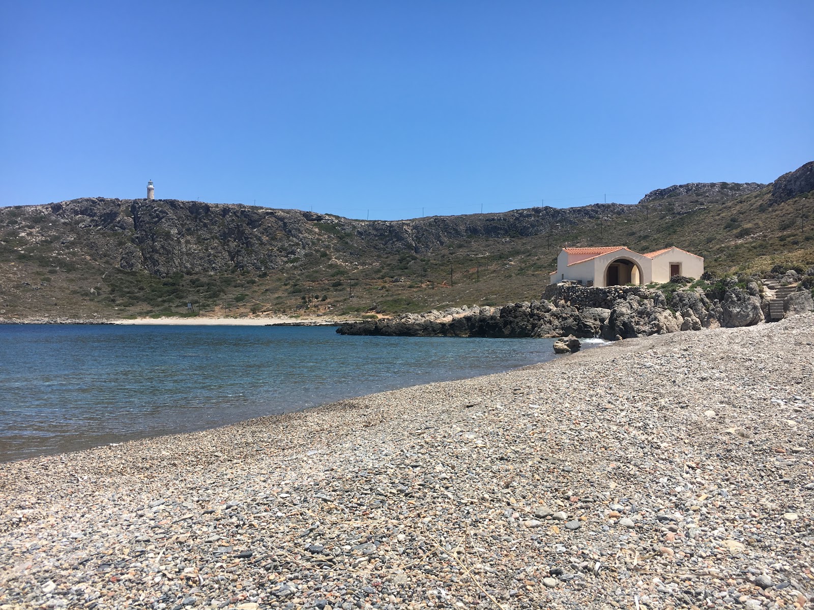 Foto de Vlychada beach II com pedras cinzentas superfície