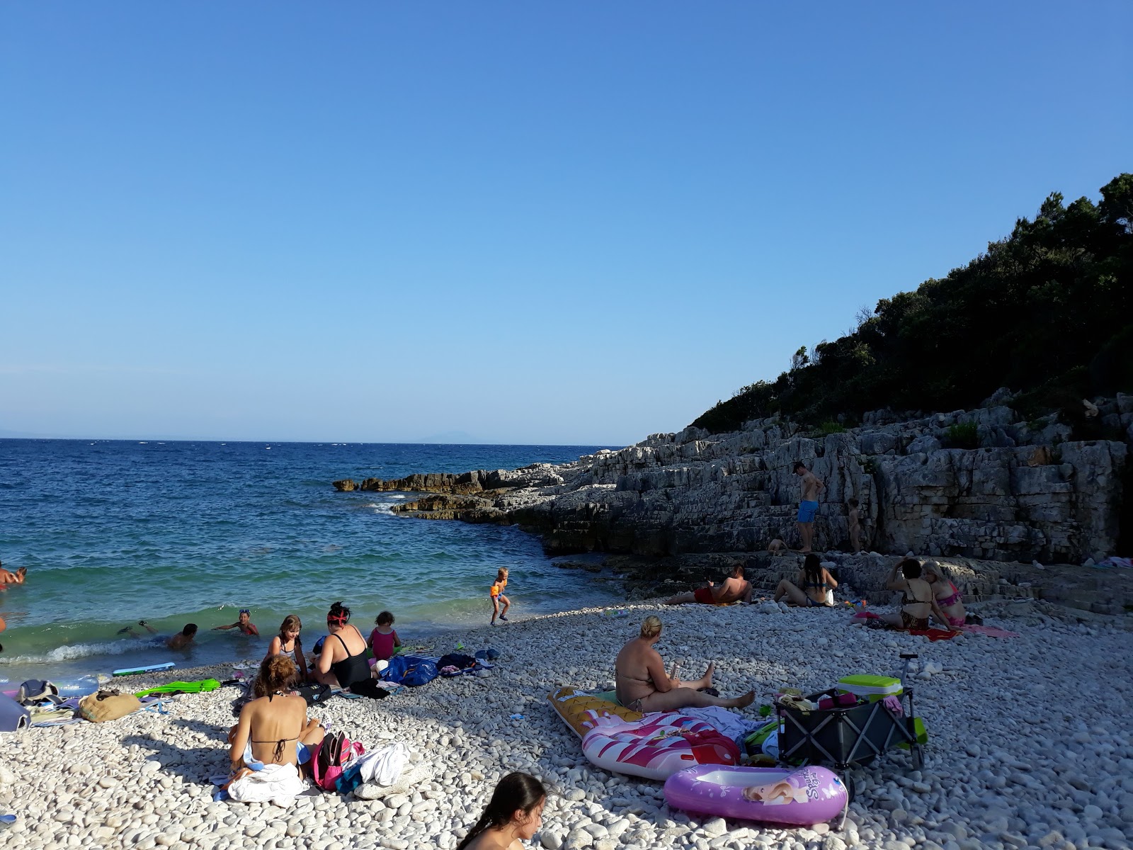 Valokuva Shkolich beach IIista. ja sen kaunis maisema