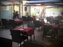 Atmosphère du Restaurant La Régalade cuisine française&Italienne, produits frais, fait maison, karaoke, soirée dansante et soirée à thème à La Seyne-sur-Mer - n°4