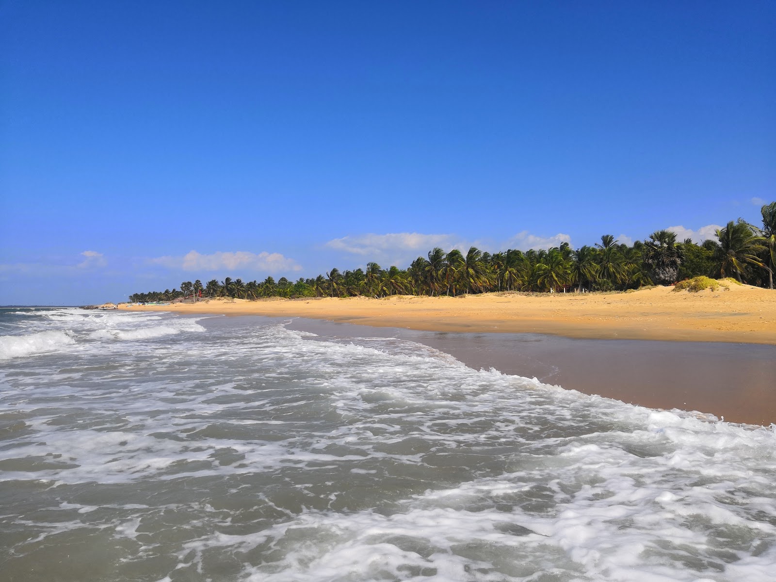 Kandakuliya Beach的照片 带有明亮的沙子表面