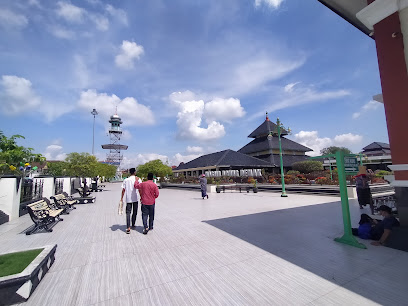 Parkir Bus Dan Souvenir Masjid Agung Demak