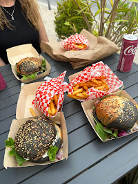 Plats et boissons du Restaurant de hamburgers Black Burger à Cabrières-d'Avignon - n°1