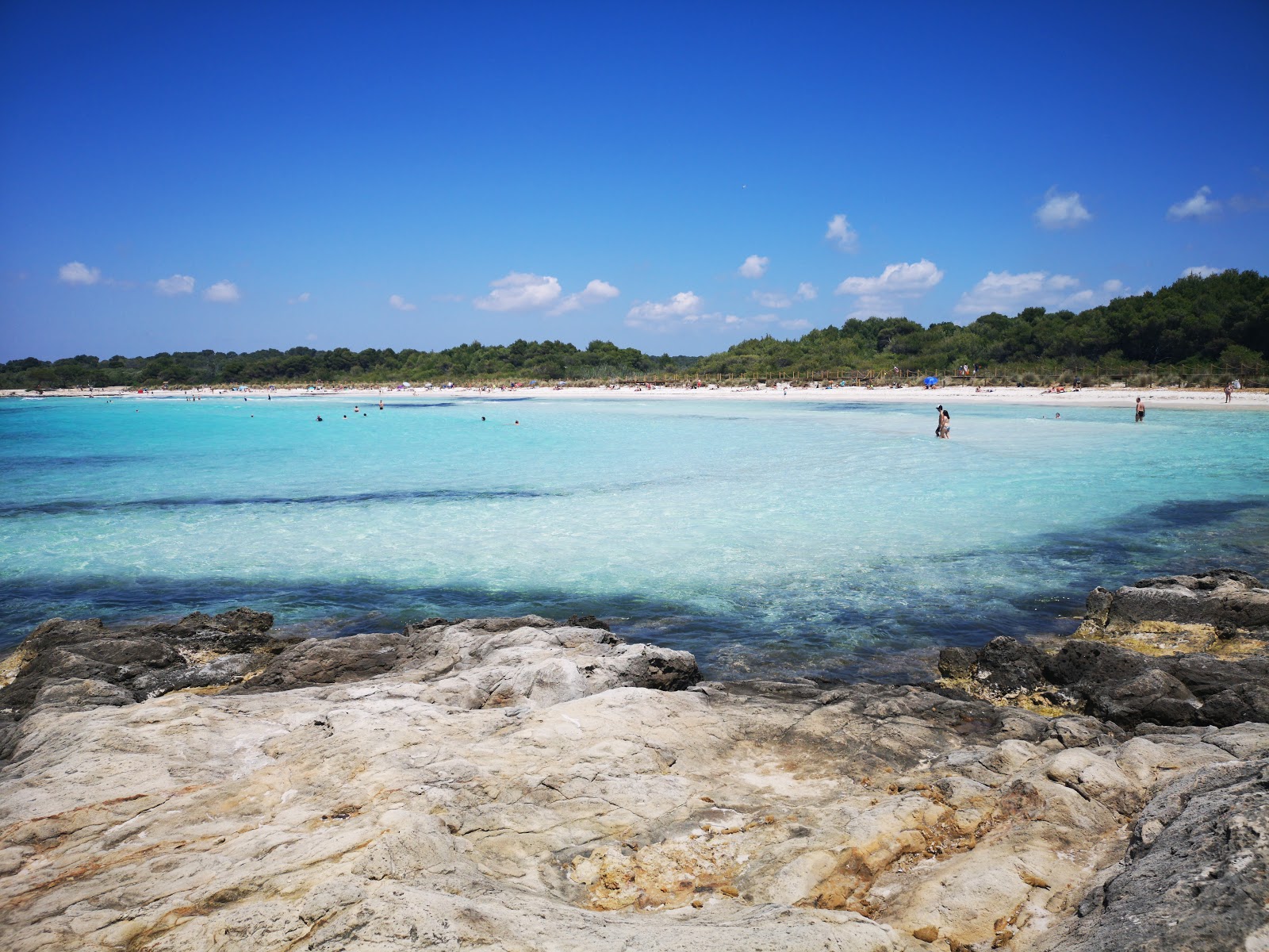 Foto de Playa Bellavista con agua cristalina superficie