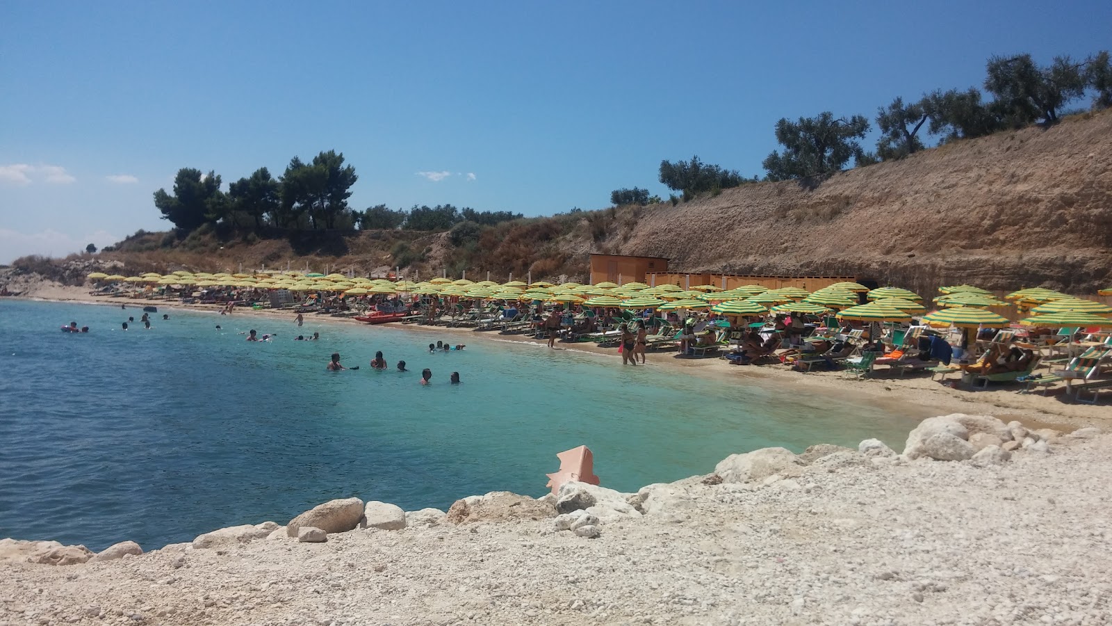 Photo de Spiaggia di Lido Macchia entouré de montagnes