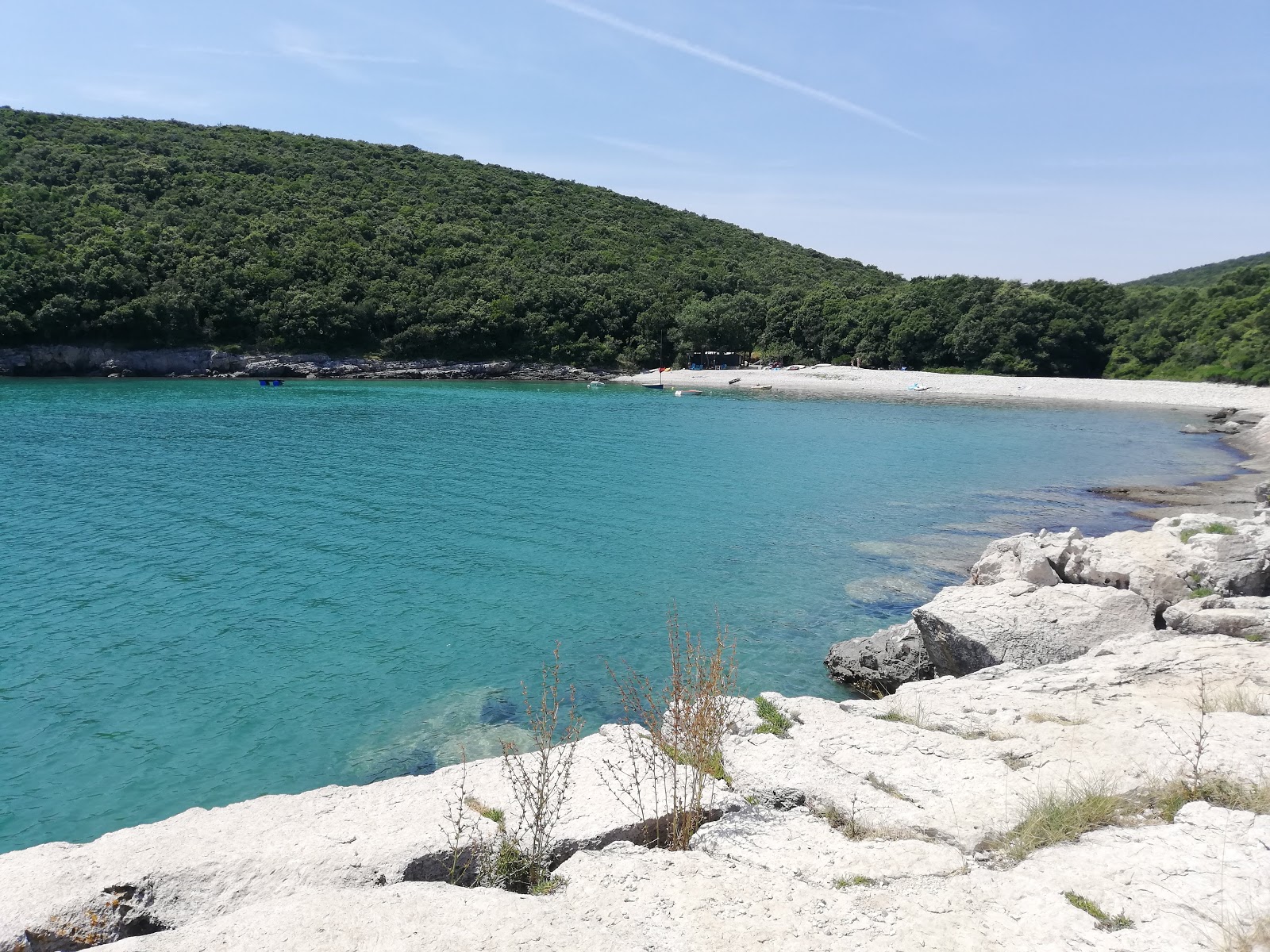 Foto von Vinjole beach mit beiger kiesel Oberfläche