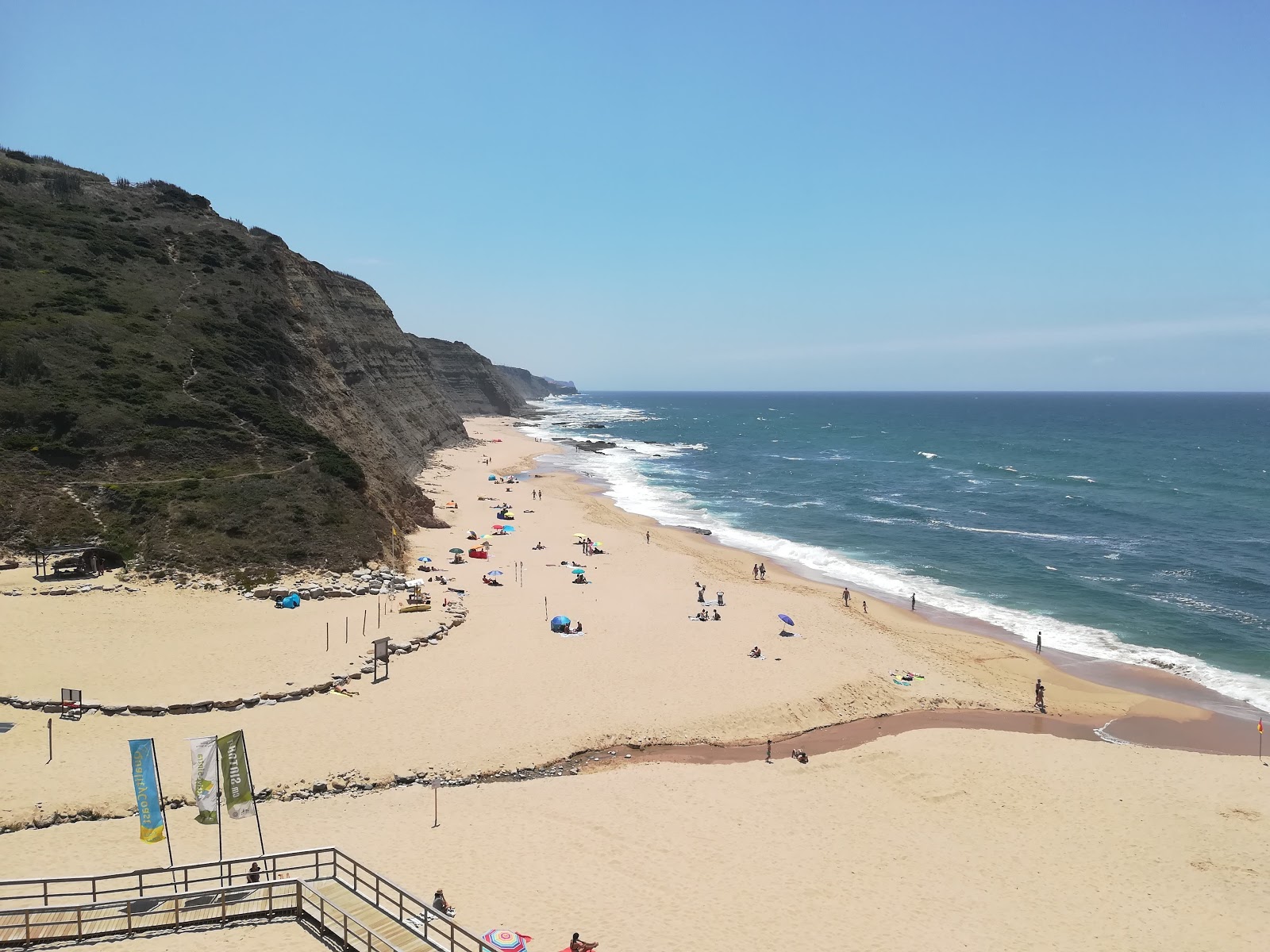 Foto av Praia do Magoito med rymlig strand