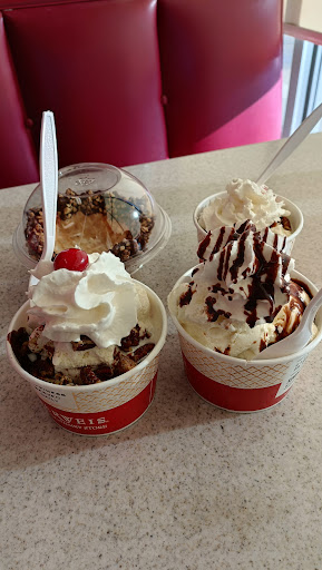 Ice Cream Shop «Oberweis Ice Cream and Dairy Store», reviews and photos, 6854 Rochester Rd, Rochester, MI 48307, USA