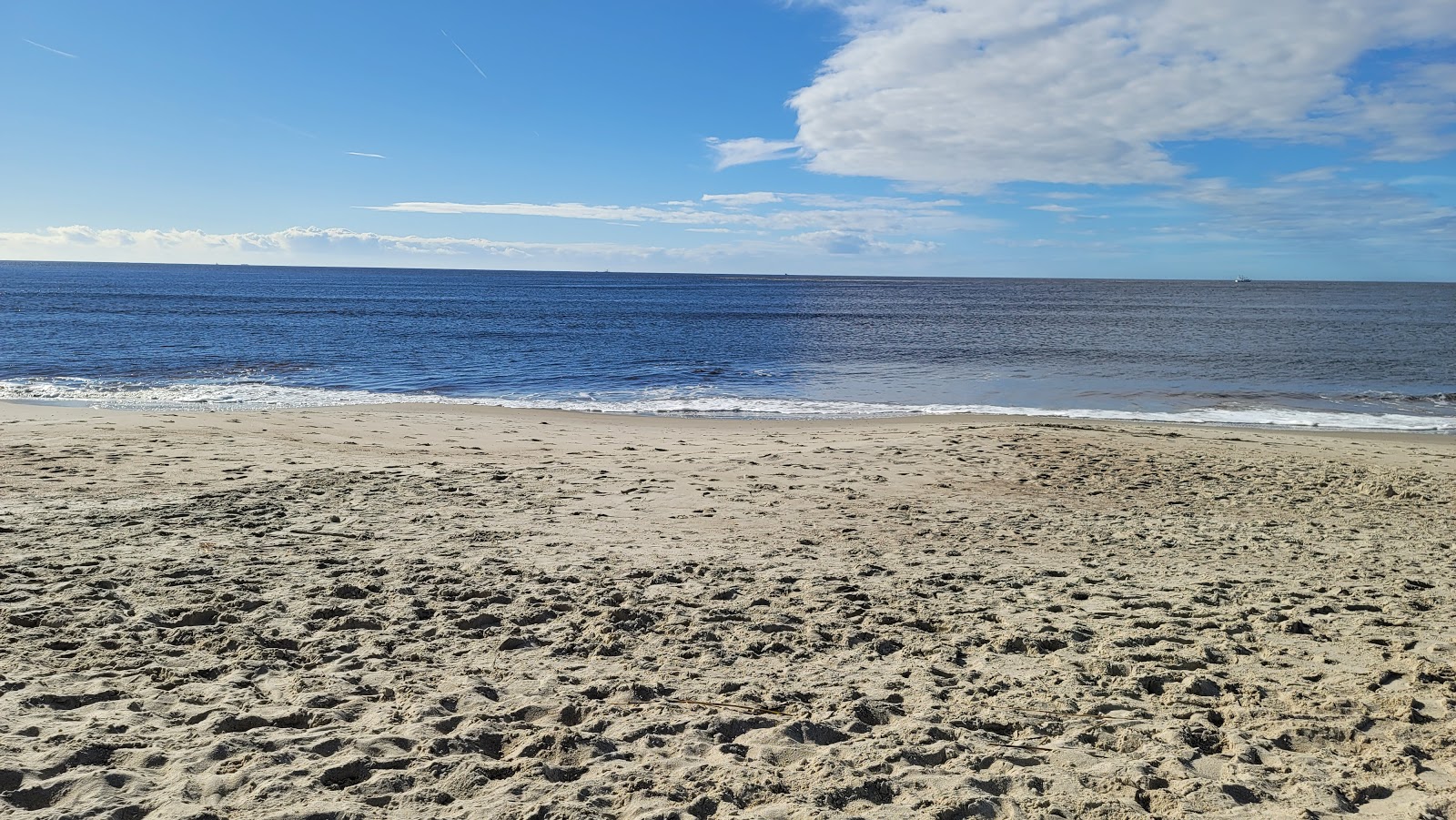 Foto von Caswell beach mit langer gerader strand