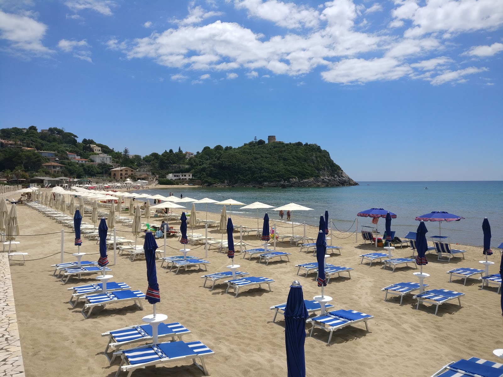 Spiaggia dell'Ariana'in fotoğrafı geniş ile birlikte