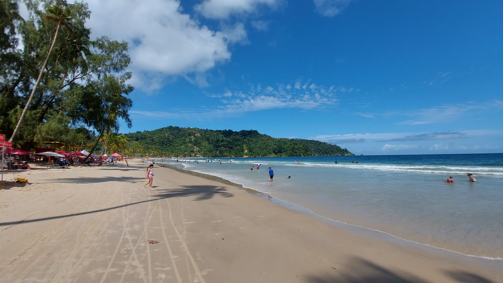 Fotografija Plaža Maracas z svetel fin pesek površino