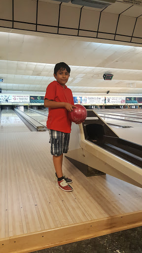 Shopping Mall «Meadowdale Shopping Center», reviews and photos, 100 W Mall Dr, Carpentersville, IL 60110, USA