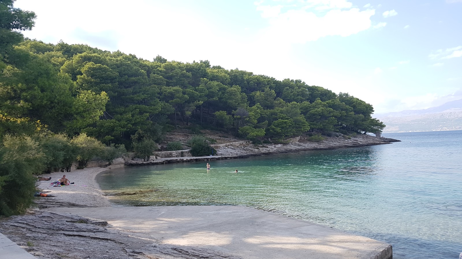 Foto av Prja beach omgiven av klippor