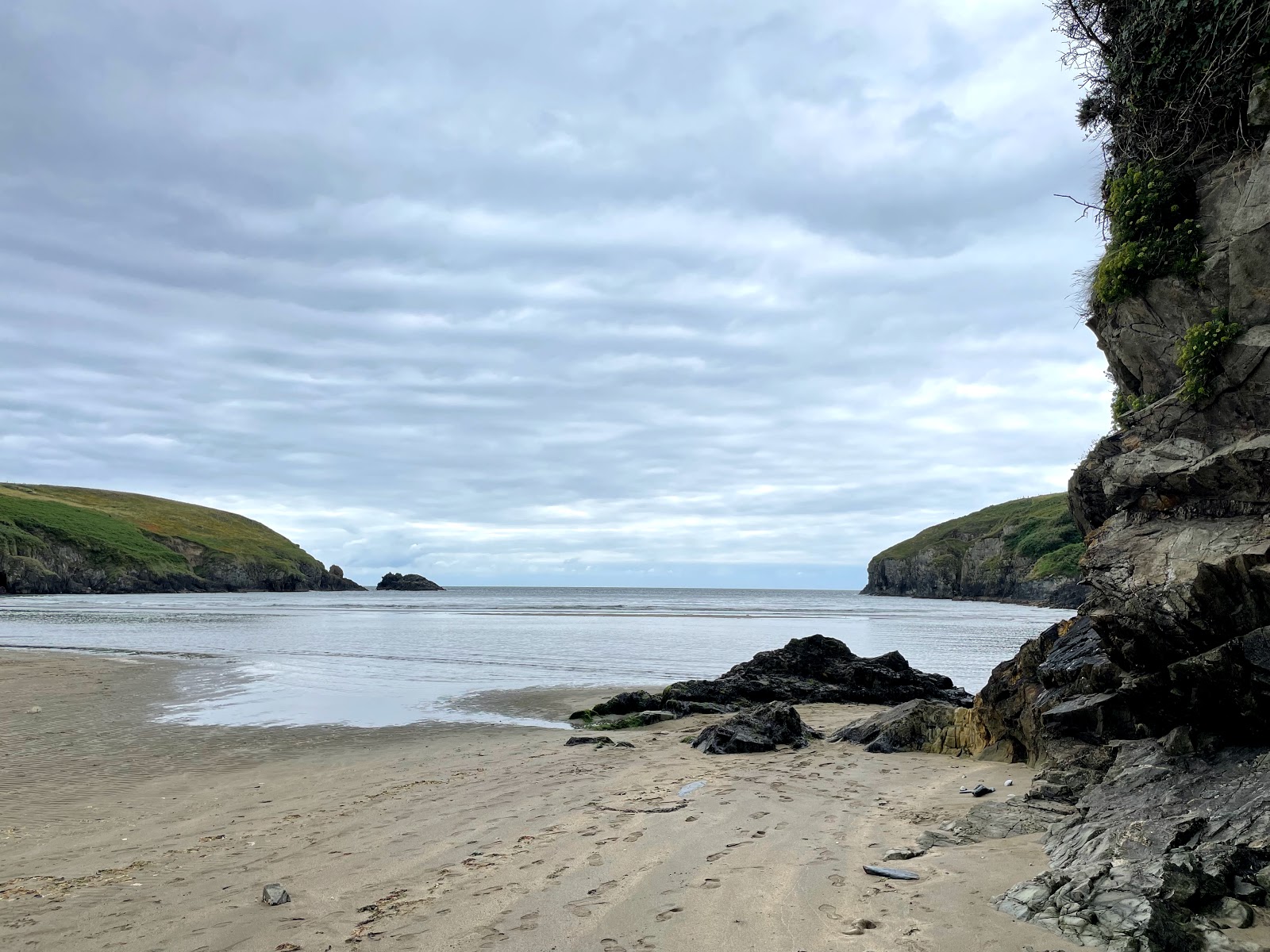 Foto di Stradbally Cove Beach circondato da montagne