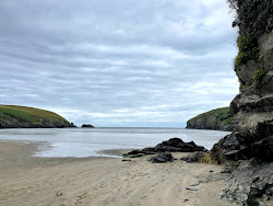 Photo de Stradbally Cove Beach entouré de montagnes