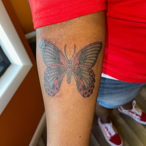 Tattoo Shop «Kings & Queens Tattoo & Piercing», reviews and photos, 4541 Dixie Hwy, Waterford, MI 48329, USA