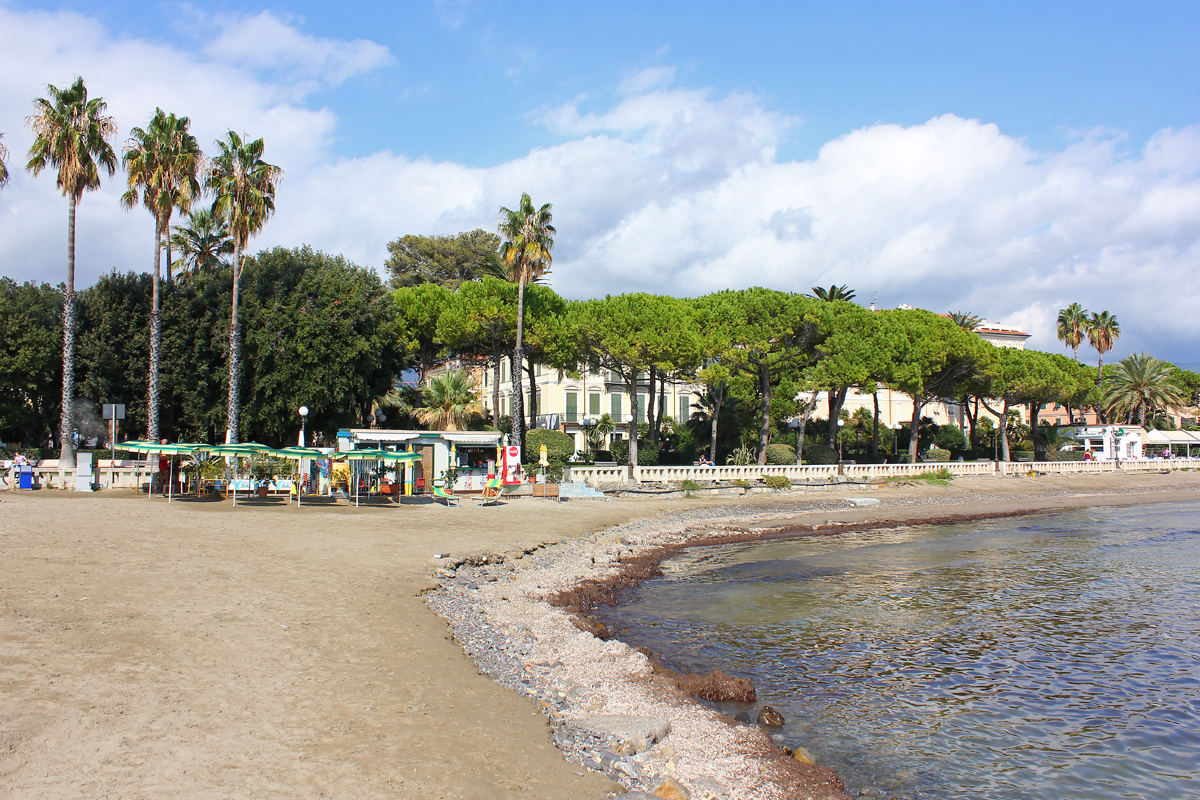 Foto af Spiaggia Cervo bakket op af klipperne