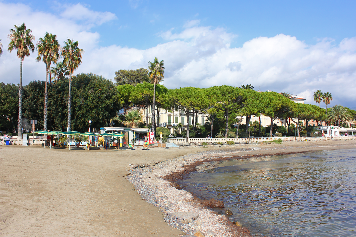 Spiaggia Cervo'in fotoğrafı - rahatlamayı sevenler arasında popüler bir yer