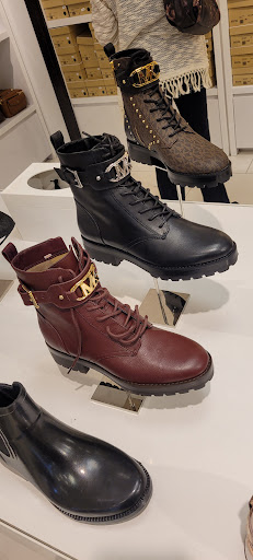 Fashion Accessories Store «Michael Kors», reviews and photos, 5050 Factory Shops Blvd #320, Castle Rock, CO 80108, USA