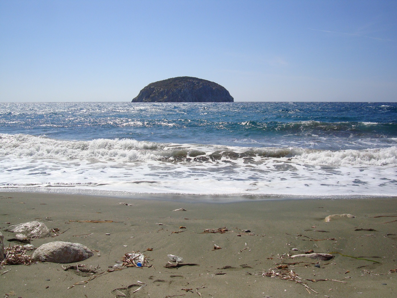 Foto von Atavyros Beach mit kleine bucht