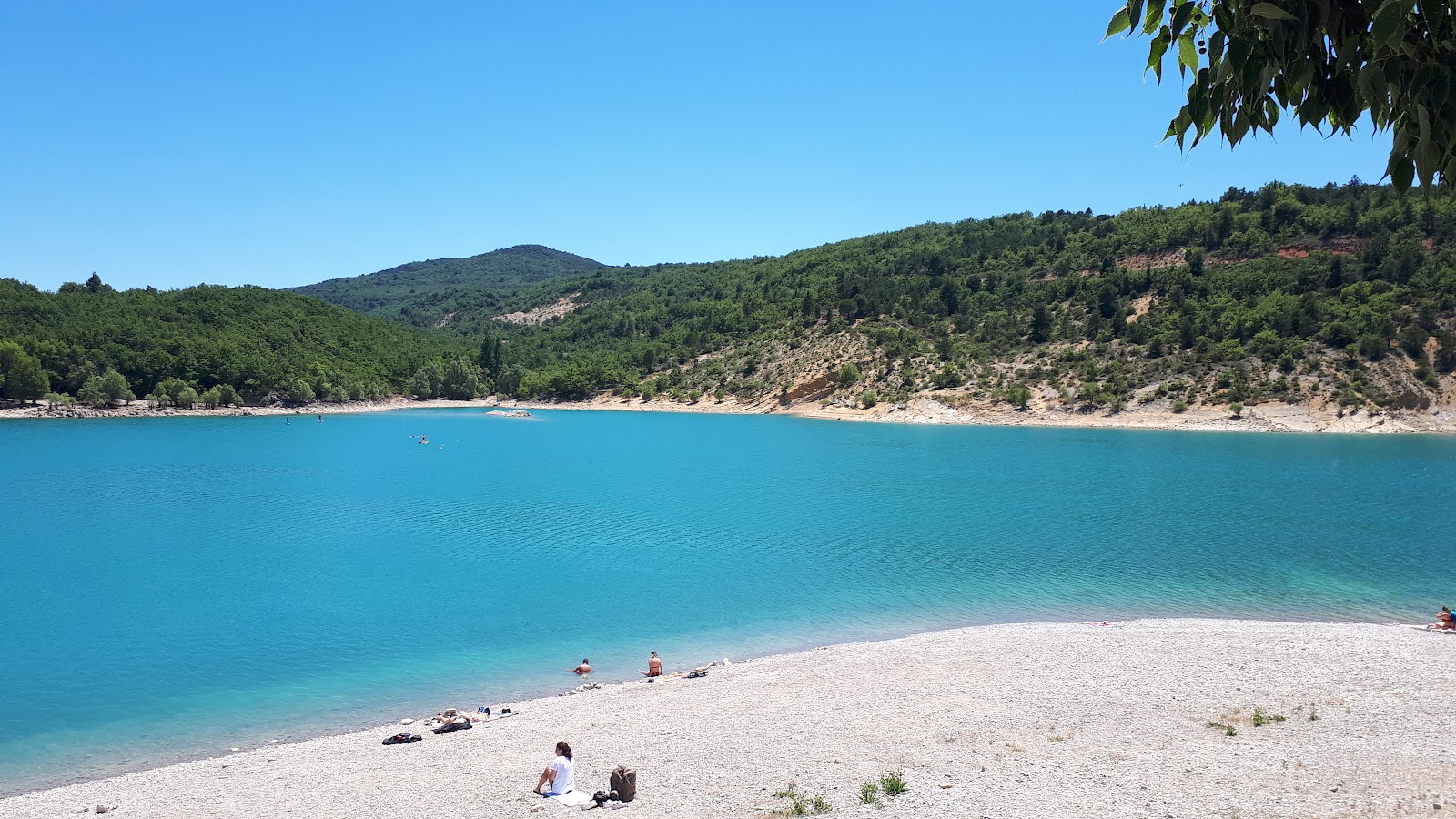 Foto von Plage de Bauduen - beliebter Ort unter Entspannungskennern