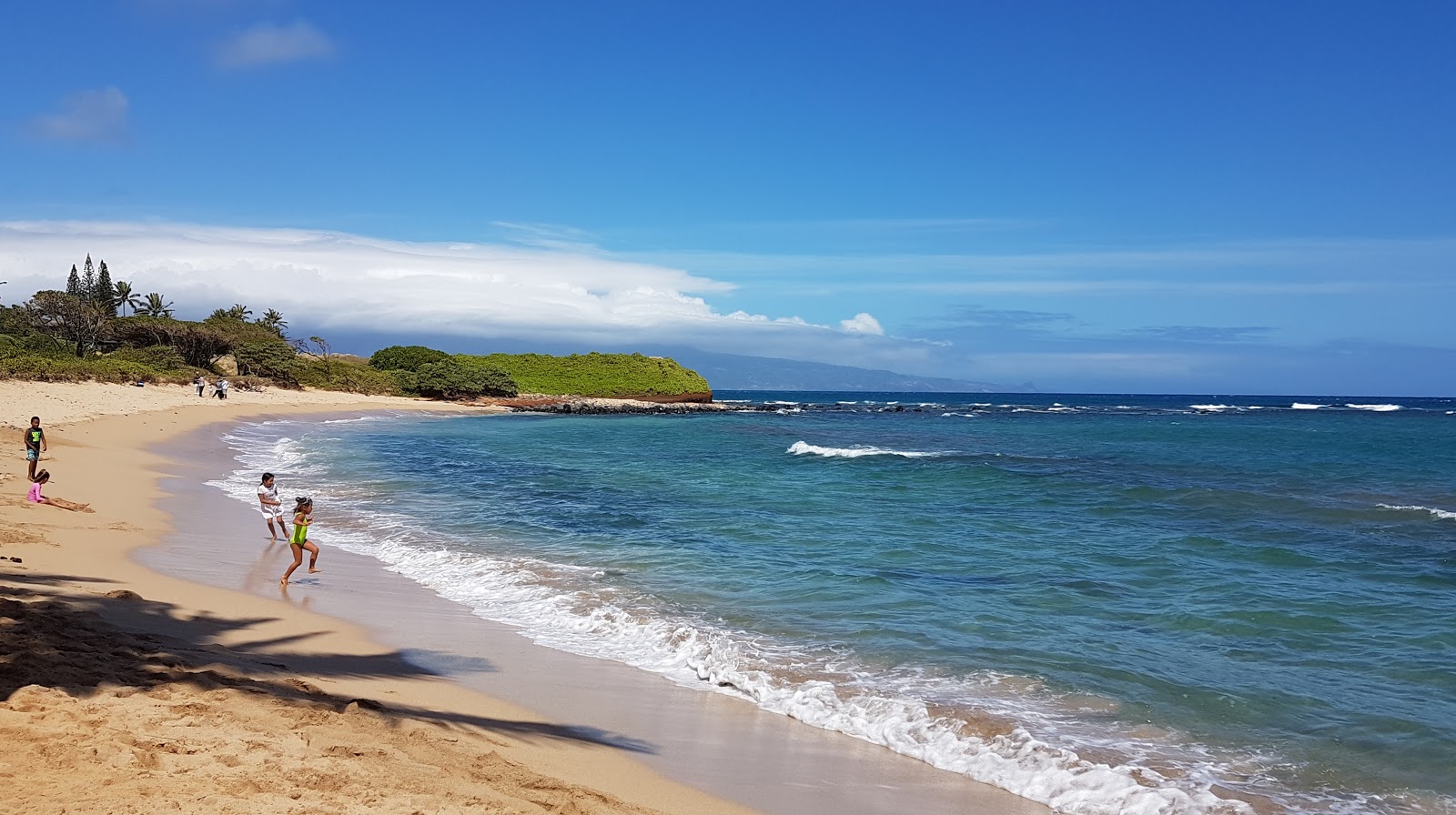 Foto von Kaulahao Beach mit beiger sand Oberfläche