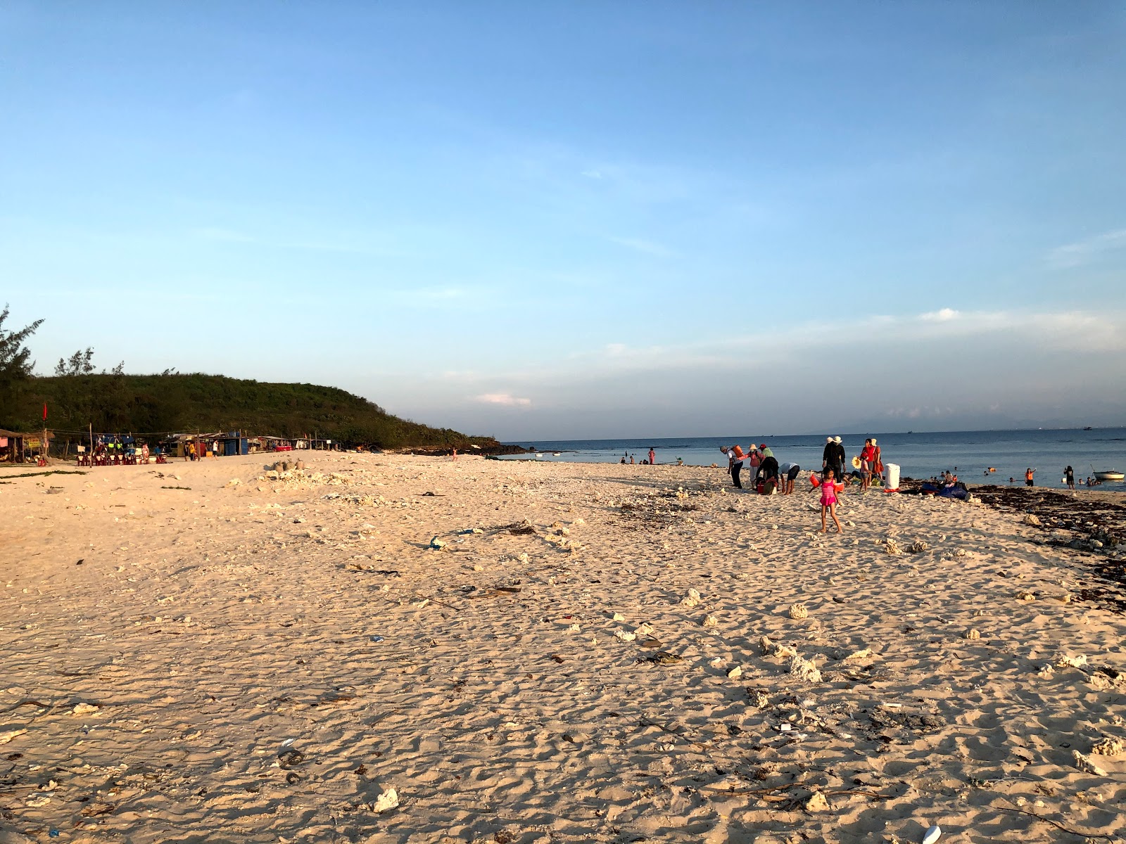 Hon Chua Beach的照片 带有碧绿色纯水表面